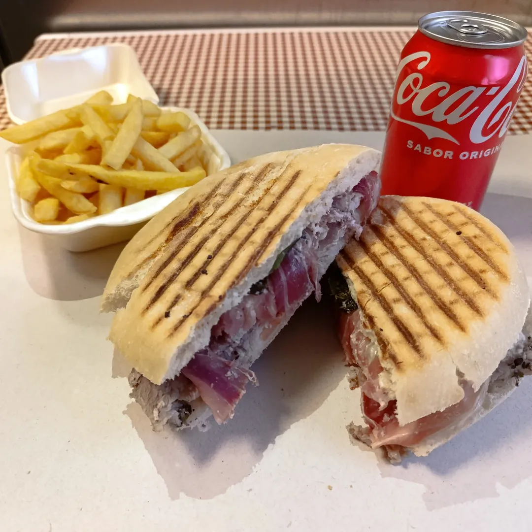 Menú campero 8€Campero +Patatas +Lata refresco